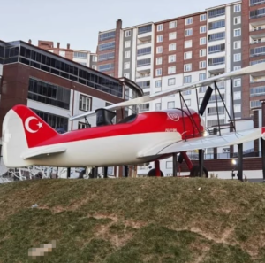 Aircraft fiberglass sculpture life-size outdoor design 1