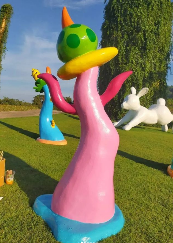 Artifact flowers bright fiberglass sculptures Imaginative amusement park lawn decorations