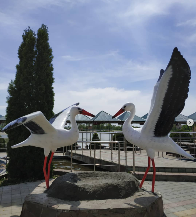 Crane resin sculpture Amber Park green space decoration design