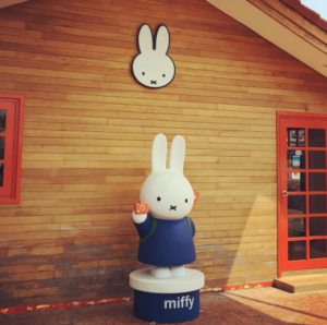Miffy Fiberglass sculpture cartoon outdoor rabbit design