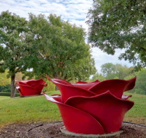 Tar Roses fiberglass sculpture red garden lawn embellish