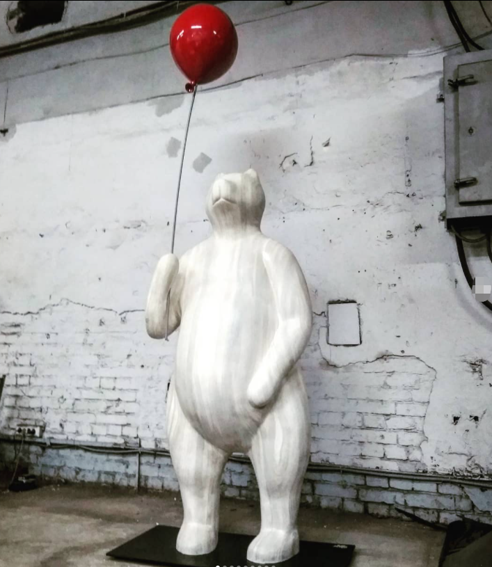 White bear with a red balloon Fiberglass sculpture outdoor pure design