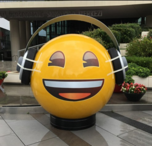 Yellow emoji fiberglass sculpture modern landscape decoration
