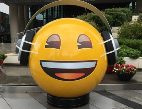 Yellow emoji fiberglass sculpture modern landscape decoration
