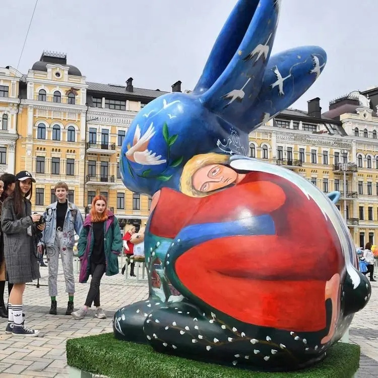 Creative graffiti Lovely cartoon animal fiberglass rabbit statue (1)