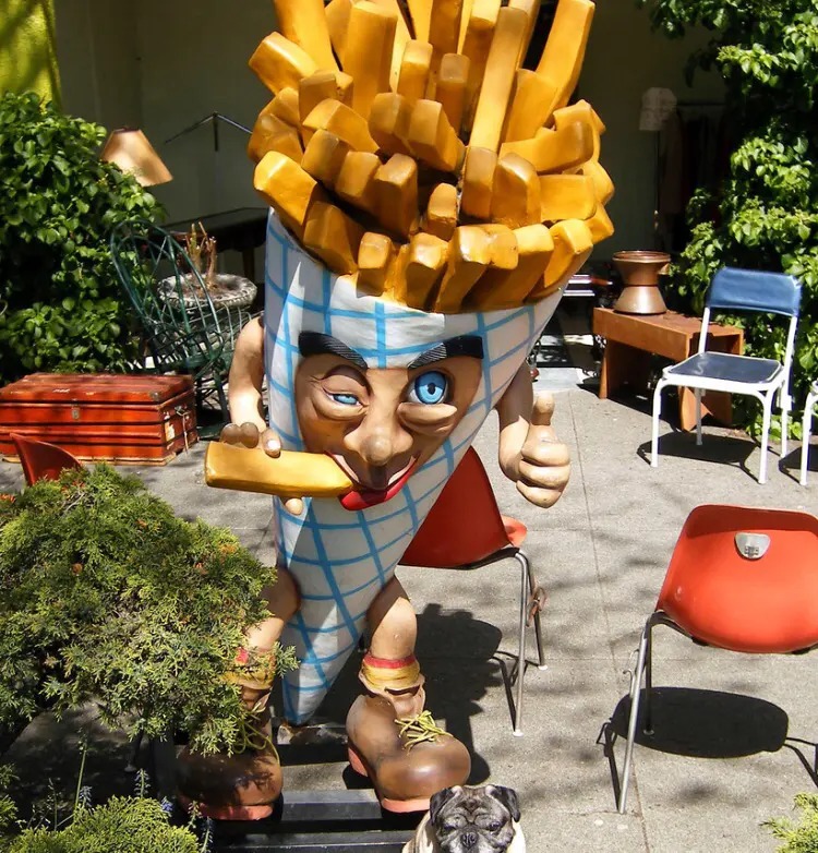 Super cool cartoon character large size abstract fiberglass french fries statue (1)