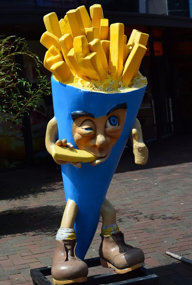 Super cool cartoon character large size abstract fiberglass french fries statue (3)